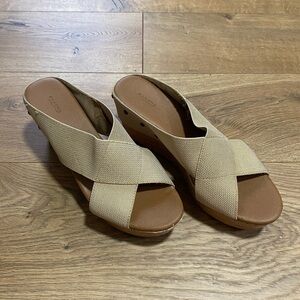 Sofft Women's Beige Wedge Sandals